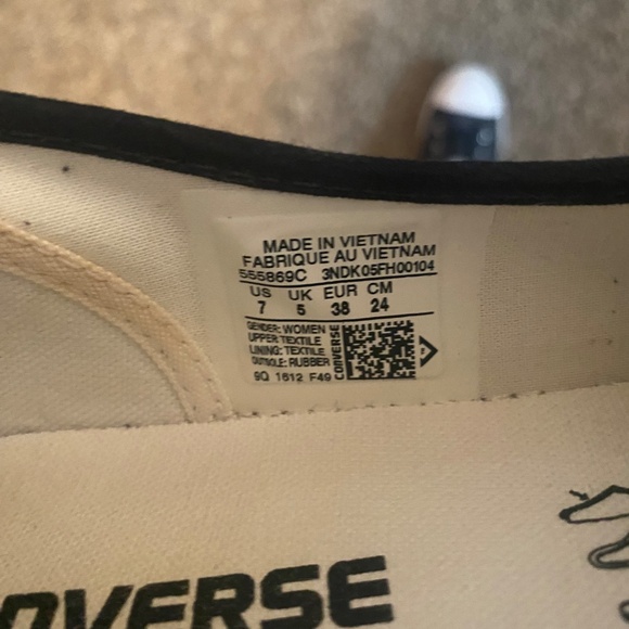 Converse woman’s size 7 - Picture 4 of 4